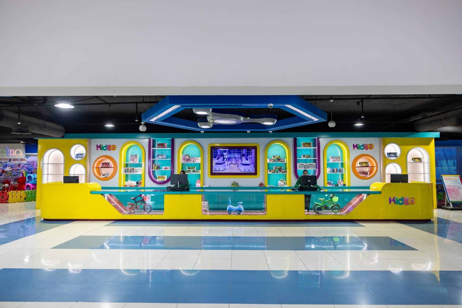 Univers Kidzo lumineux, enfants rieurs, jeux et couleurs joyeuses